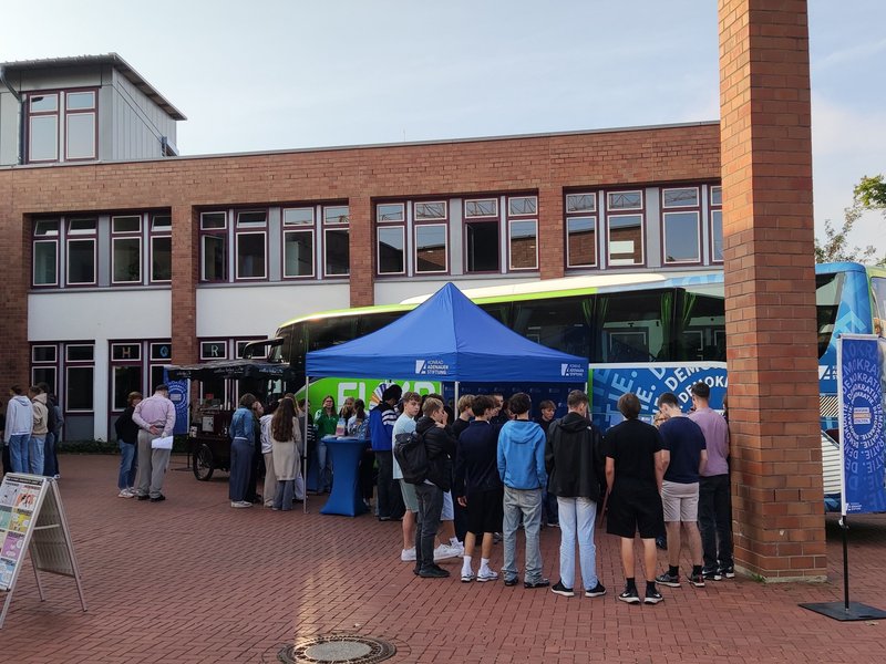 Titelbild für Beitrag: Demokratie-Bus der Konrad-Adenauer-Stiftung zu Besuch am ELG